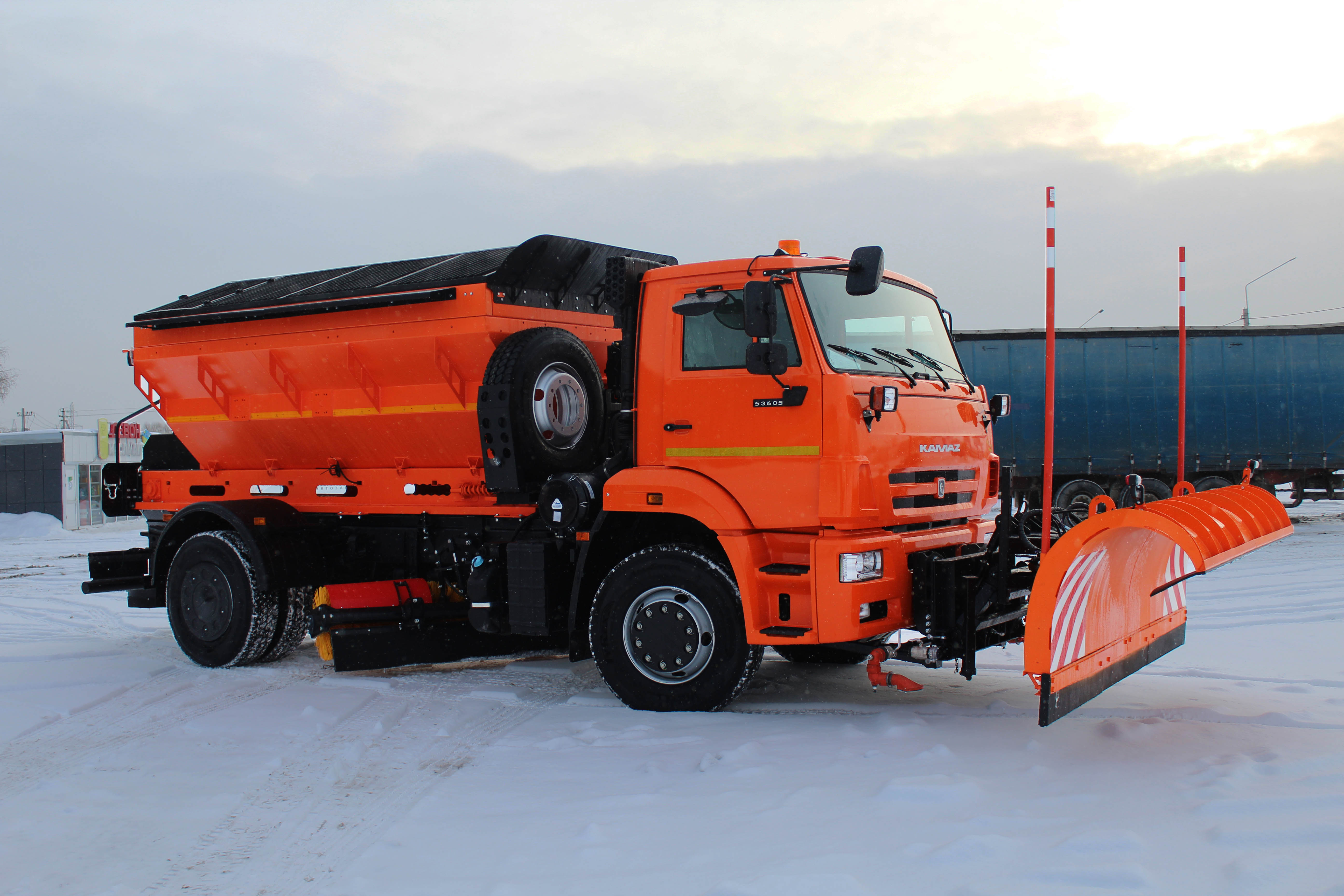 Комбинированная дорожная машина на шасси КАМАЗ 53605