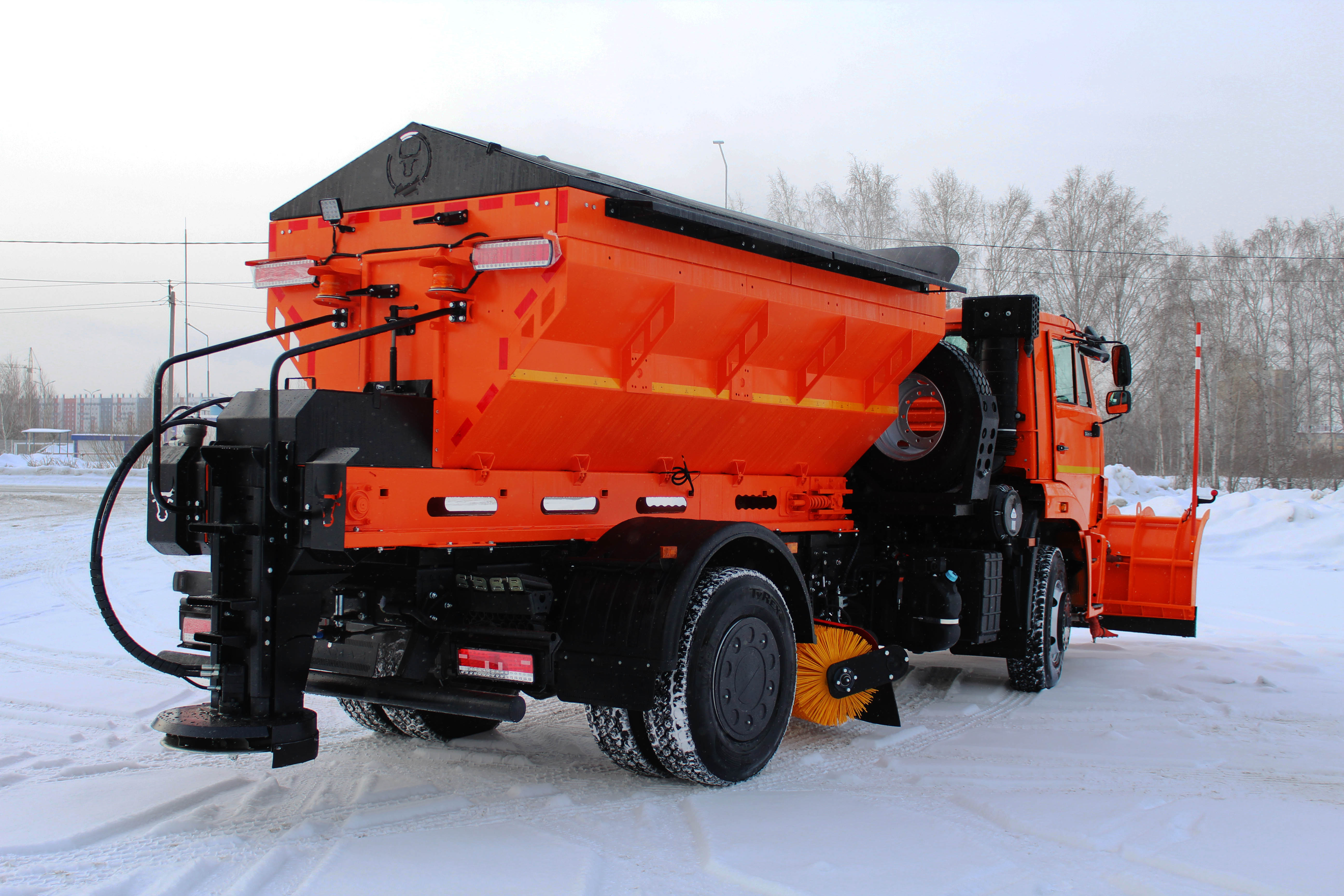 Пескоразбрасыватель на шасси КАМАЗ 53605