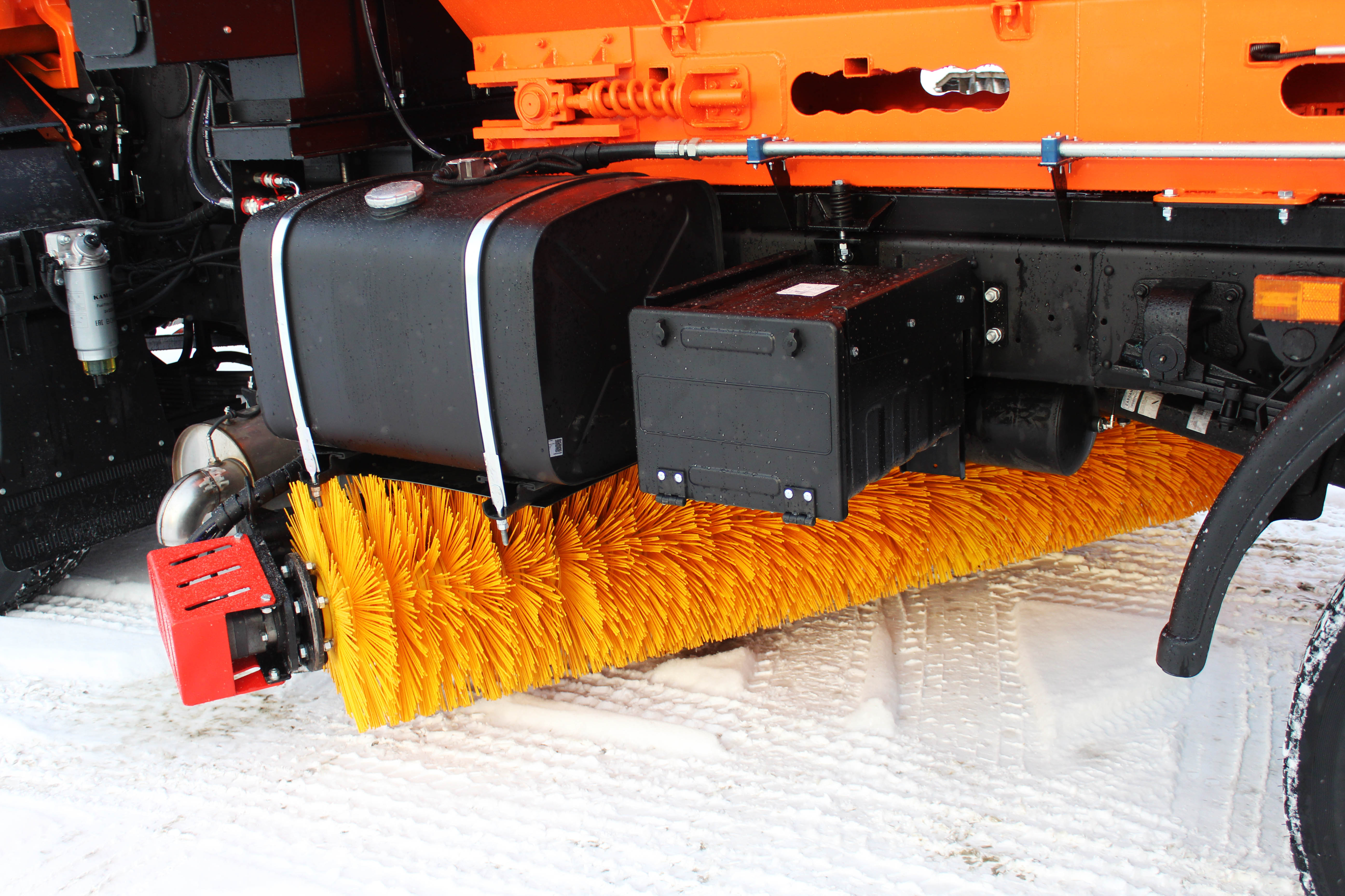  Межбазовая щётка на шасси КАМАЗ 53605